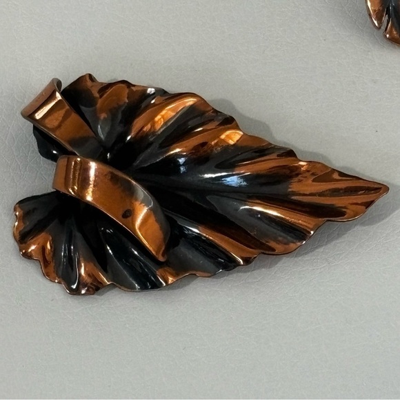 Vintage copper tone brooch and Avon clip on earrings - Picture 8 of 9